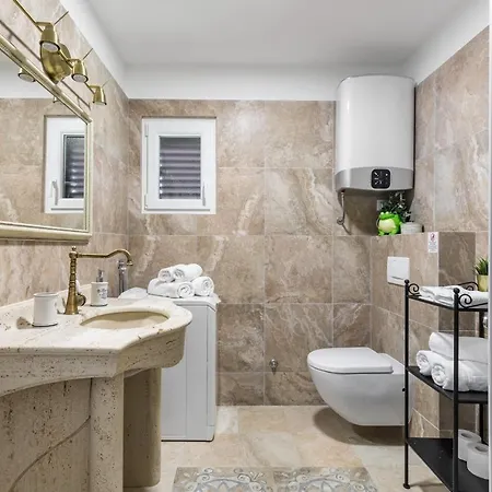 Luxury Spacious With Pool & Magnificent View Szálloda 4*