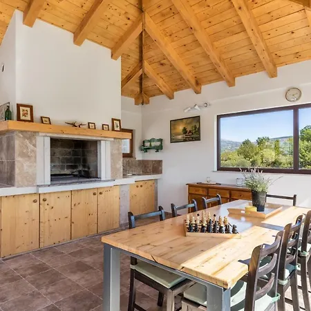 Luxury Spacious With Pool & Magnificent View Szálloda 4*