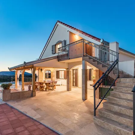 Luxury Spacious With Pool & Magnificent View Szálloda