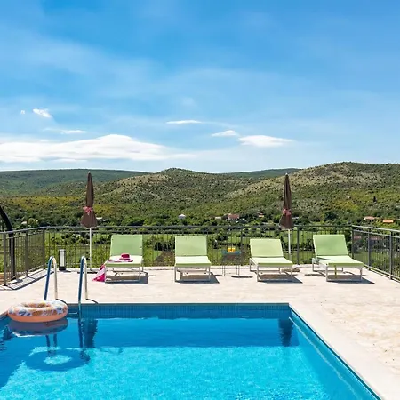 Szálloda Luxury Spacious With Pool & Magnificent View 4*