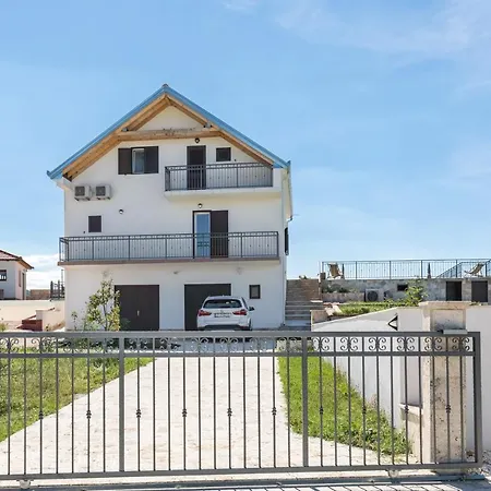 Luxury Spacious With Pool & Magnificent View Szálloda