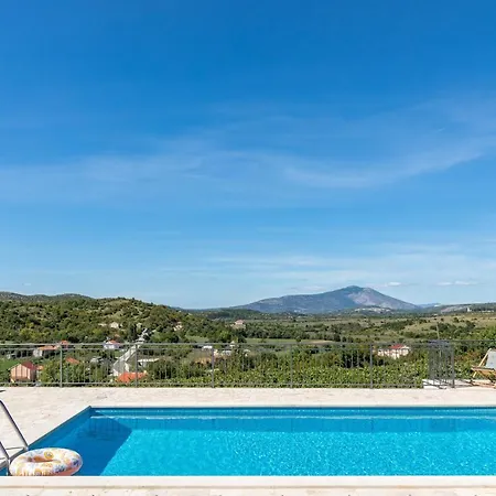 Luxury Spacious With Pool & Magnificent View Szálloda 4*